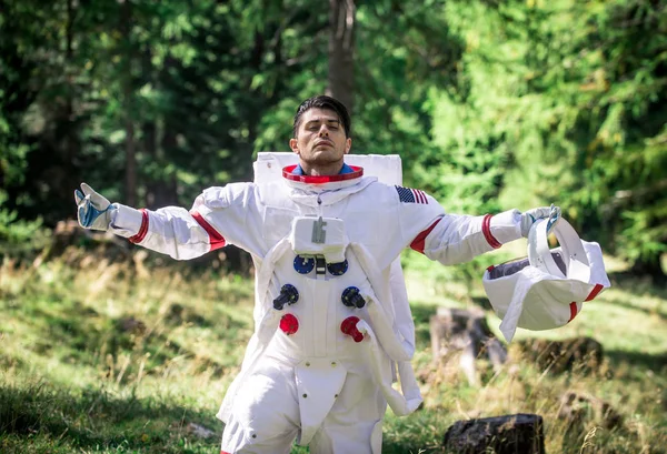 Astronauta explorando un nuevo planeta. Buscando un nuevo hogar para h — Foto de Stock