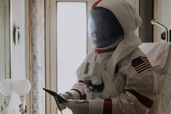 Astronauta a voltar à Terra depois de muito tempo tem sido abandonado — Fotografia de Stock