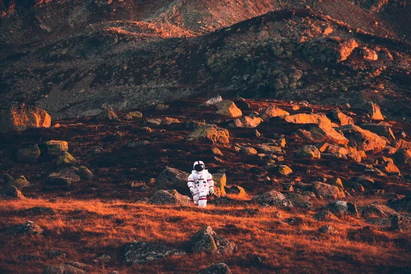 Astronauta explorando un nuevo planeta. Buscando un nuevo hogar para h — Foto de Stock