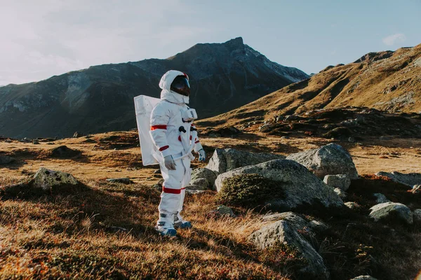 Astronaut utforskar en ny planet. Letar efter ett nytt hem — Stockfoto