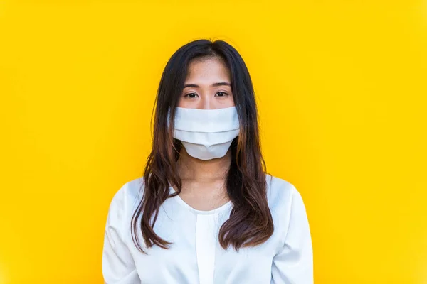 Chicas Asiáticas Con Máscaras Faciales Que Unen Aire Libre Durante —  Fotos de Stock
