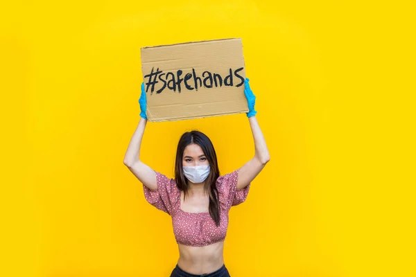 Asian Girls Face Masks Bonding Outdoors Pandemic Social Distance Era — Stock Photo, Image