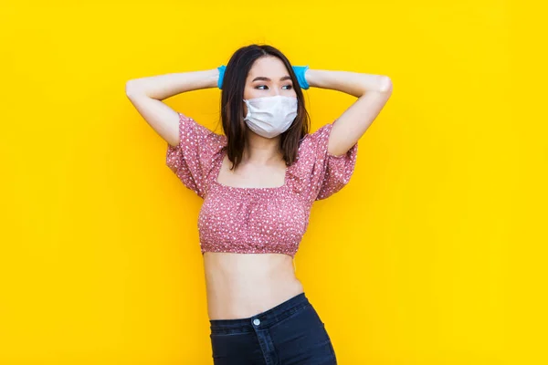 Meninas Asiáticas Com Máscaras Faciais Unindo Livre Durante Era Pandemia — Fotografia de Stock