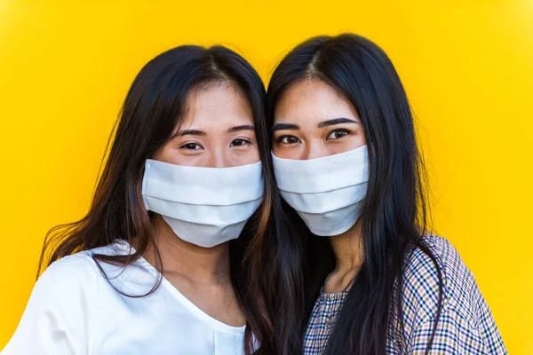 Meninas Asiáticas Com Máscaras Faciais Unindo Livre Durante Era Pandemia — Fotografia de Stock