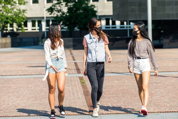 Asiatiska Flickor Med Ansiktsmasker Som Förenas Utomhus Pandemisk Och Social — Stockfoto