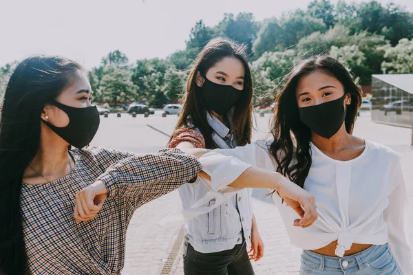 Chicas Asiáticas Con Máscaras Faciales Que Unen Aire Libre Durante — Foto de Stock