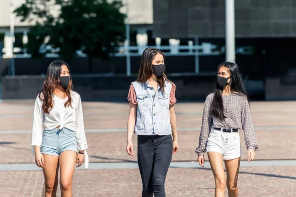 アウトアウトアウトアウトアウトアウトアウトアウトパンデミックや社会的距離の時代に顔マスクを持つアジアの女の子 隔離についての概念 予防とCovid — ストック写真
