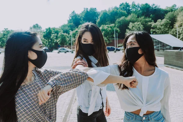 Aziatische Meisjes Met Gezichtsmaskers Binden Zich Buiten Tijdens Pandemie Sociale — Stockfoto