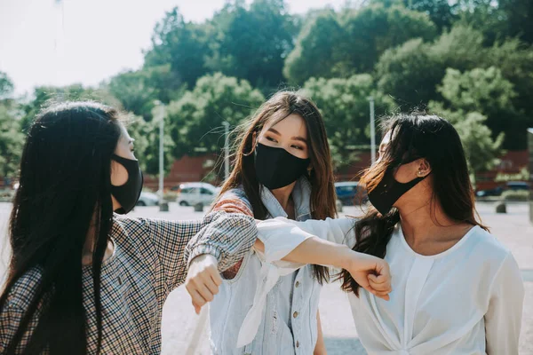 Asijské Dívky Obličejovými Maskami Lepení Venku Během Pandemické Sociální Vzdálenosti — Stock fotografie