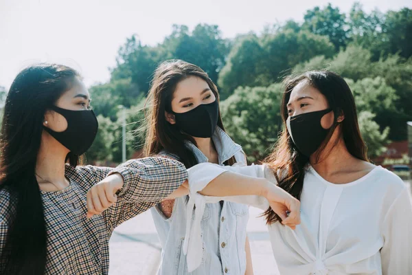 Meninas Asiáticas Com Máscaras Faciais Unindo Livre Durante Era Pandemia — Fotografia de Stock