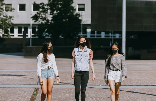 Ragazze Asiatiche Con Maschere Viso Che Legano All Aperto Durante — Foto Stock