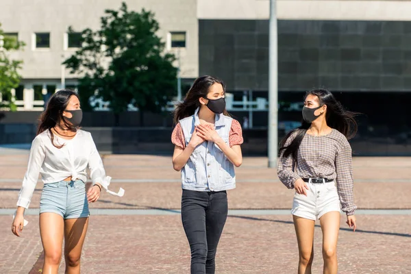 Ragazze Asiatiche Con Maschere Viso Che Legano All Aperto Durante — Foto Stock