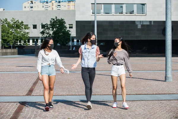 Chicas Asiáticas Con Máscaras Faciales Que Unen Aire Libre Durante — Foto de Stock