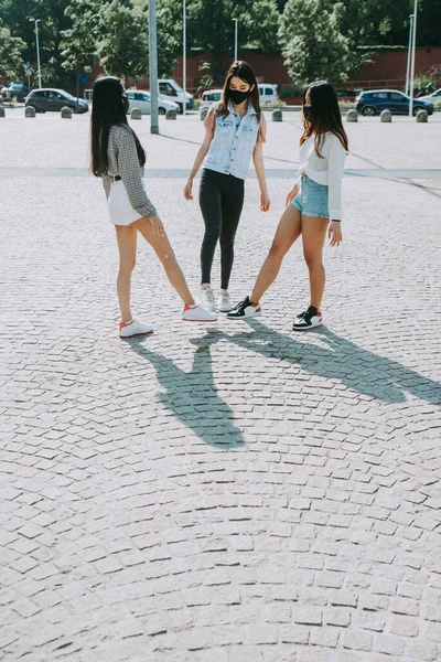 Filles Asiatiques Avec Des Masques Faciaux Collant Extérieur Pendant Ère — Photo