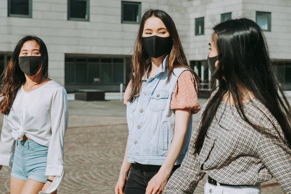 Asian Girls Face Masks Bonding Outdoors Pandemic Social Distance Era — Stock Photo, Image