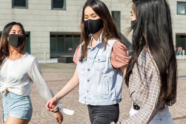 Chicas Asiáticas Con Máscaras Faciales Que Unen Aire Libre Durante —  Fotos de Stock