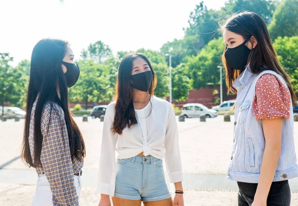 Meninas Asiáticas Com Máscaras Faciais Unindo Livre Durante Era Pandemia — Fotografia de Stock