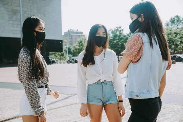 Salgın Sosyal Uzaklık Döneminde Maskeli Asyalı Kızlar Karantina Önleme Covid — Stok fotoğraf