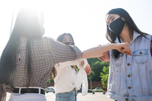 Aziatische Meisjes Met Gezichtsmaskers Binden Zich Buiten Tijdens Pandemie Sociale — Stockfoto