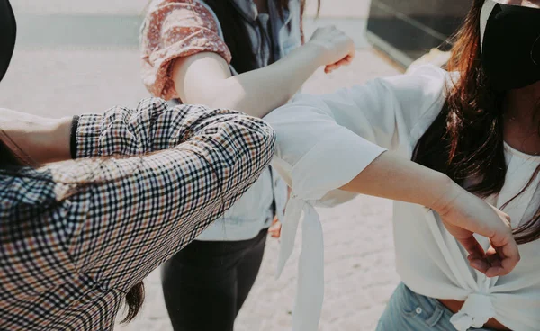 Filles Asiatiques Avec Des Masques Faciaux Collant Extérieur Pendant Ère — Photo