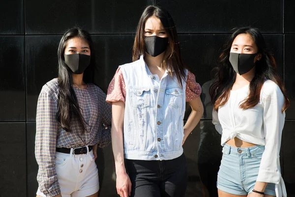 Meninas Asiáticas Com Máscaras Faciais Unindo Livre Durante Era Pandemia — Fotografia de Stock