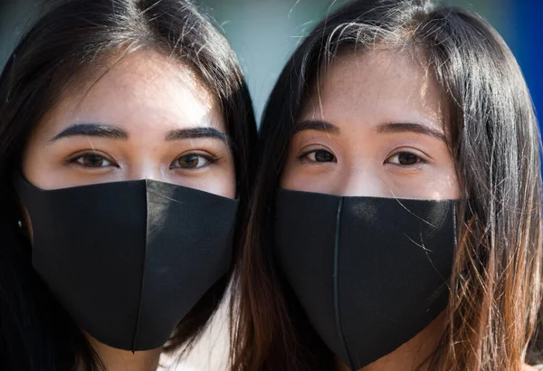 Meninas Asiáticas Com Máscaras Faciais Unindo Livre Durante Era Pandemia — Fotografia de Stock