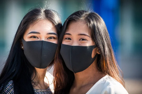 在大流行病和社会距离时代 戴口罩的亚洲女孩在室外粘合 预防和护理的概念 — 图库照片