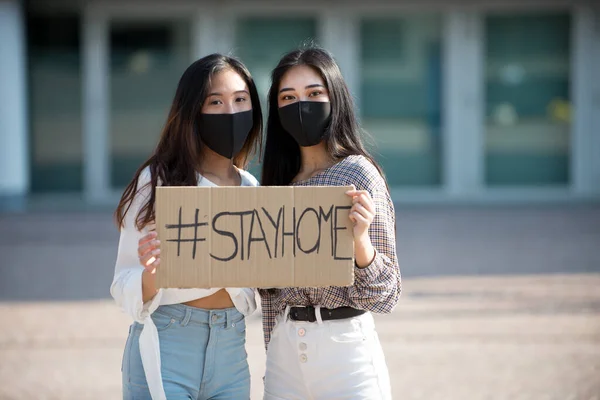 Asian Girls Face Masks Bonding Outdoors Pandemic Social Distance Era — Stock Photo, Image