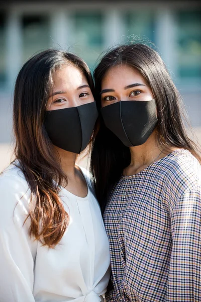 Meninas Asiáticas Com Máscaras Faciais Unindo Livre Durante Era Pandemia — Fotografia de Stock