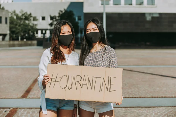 Asian Girls Face Masks Bonding Outdoors Pandemic Social Distance Era — Stock Photo, Image