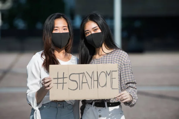 Ázsiai Lányok Arcmaszkokkal Kötődnek Szabadban Világjárvány Társadalmi Távolság Korában Fogalmak — Stock Fotó