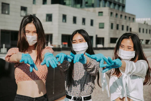 Meninas Asiáticas Com Máscaras Faciais Unindo Livre Durante Era Pandemia — Fotografia de Stock