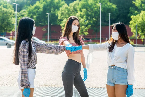 Chicas Asiáticas Con Máscaras Faciales Que Unen Aire Libre Durante —  Fotos de Stock