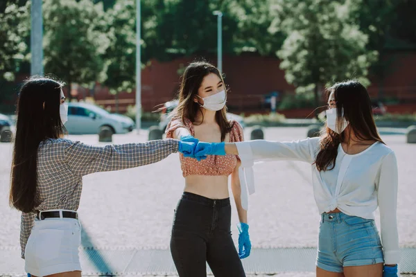 Chicas Asiáticas Con Máscaras Faciales Que Unen Aire Libre Durante —  Fotos de Stock