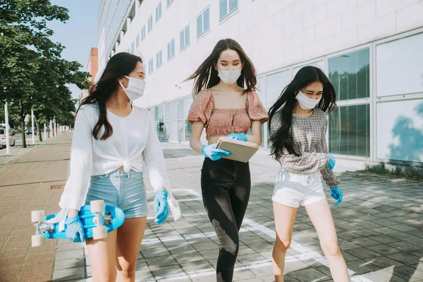 Meninas Asiáticas Com Máscaras Faciais Unindo Livre Durante Era Pandemia — Fotografia de Stock