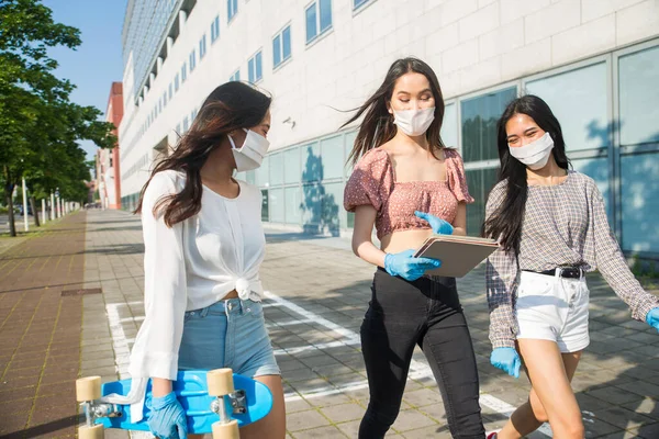 Meninas Asiáticas Com Máscaras Faciais Unindo Livre Durante Era Pandemia — Fotografia de Stock