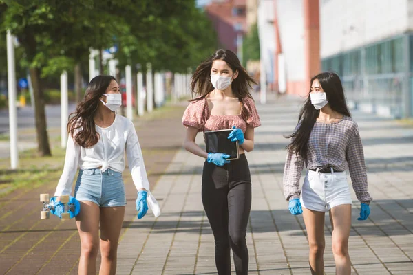 Meninas Asiáticas Com Máscaras Faciais Unindo Livre Durante Era Pandemia — Fotografia de Stock