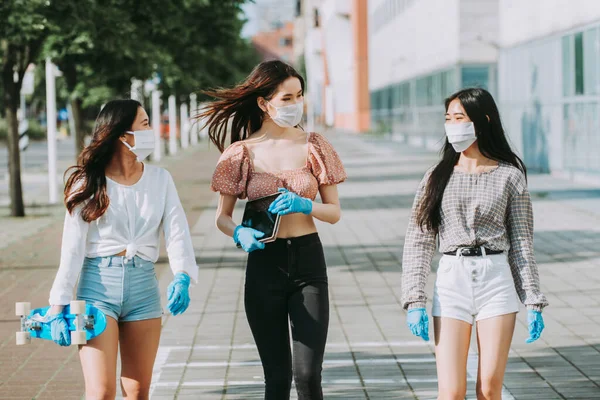 Asijské Dívky Obličejovými Maskami Lepení Venku Během Pandemické Sociální Vzdálenosti — Stock fotografie