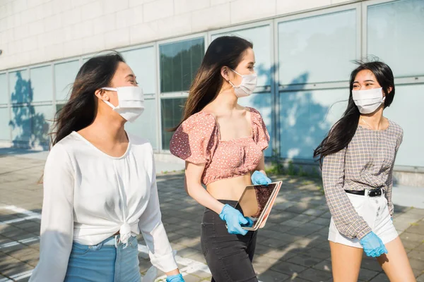 Chicas Asiáticas Con Máscaras Faciales Que Unen Aire Libre Durante —  Fotos de Stock