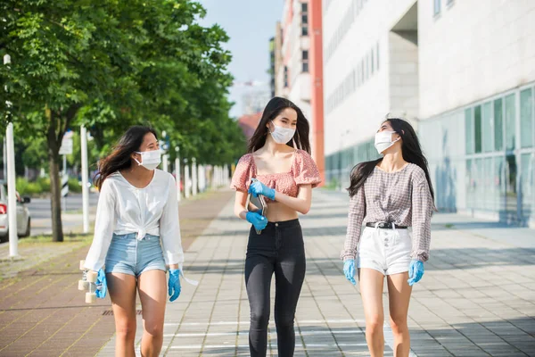 Ázsiai Lányok Arcmaszkokkal Kötődnek Szabadban Világjárvány Társadalmi Távolság Korában Fogalmak — Stock Fotó