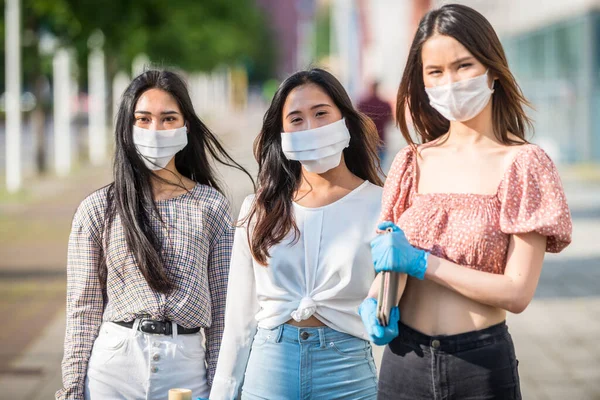 Chicas Asiáticas Con Máscaras Faciales Que Unen Aire Libre Durante —  Fotos de Stock