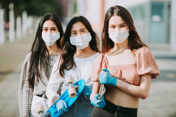 Asijské Dívky Obličejovými Maskami Lepení Venku Během Pandemické Sociální Vzdálenosti — Stock fotografie