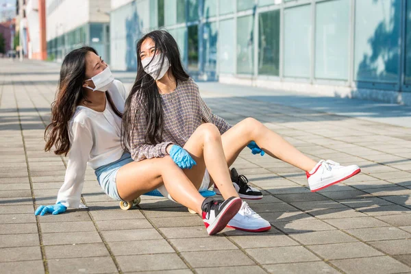 Ragazze Asiatiche Con Maschere Viso Che Legano All Aperto Durante — Foto Stock