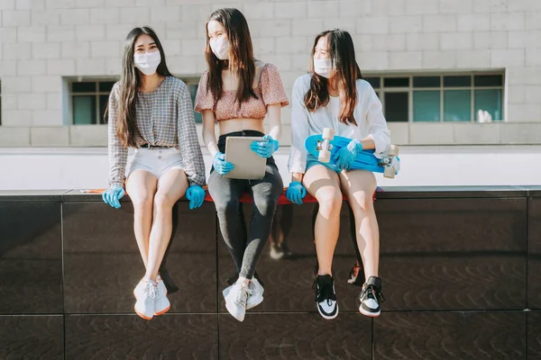 Meninas Asiáticas Com Máscaras Faciais Unindo Livre Durante Era Pandemia — Fotografia de Stock