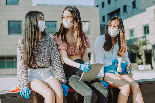 Meninas Asiáticas Com Máscaras Faciais Unindo Livre Durante Era Pandemia — Fotografia de Stock