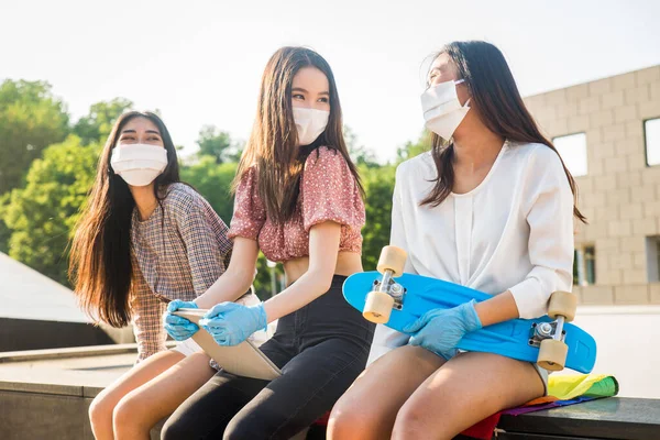 在大流行病和社会距离时代 戴口罩的亚洲女孩在室外粘合 预防和护理的概念 — 图库照片