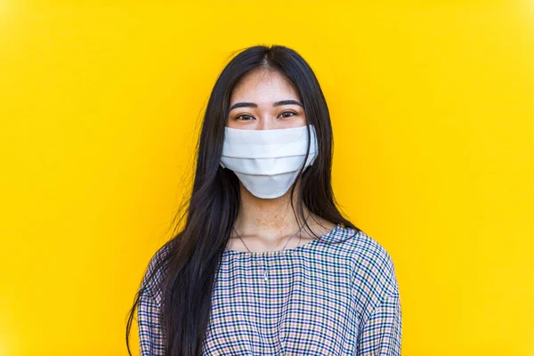 Filles Asiatiques Avec Des Masques Faciaux Collant Extérieur Pendant Ère — Photo