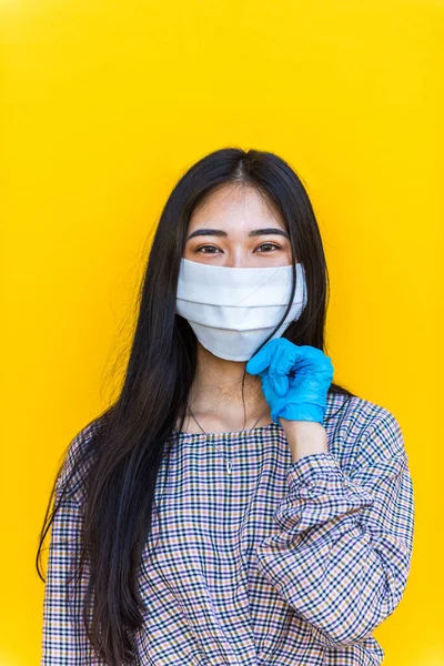 Filles Asiatiques Avec Des Masques Faciaux Collant Extérieur Pendant Ère — Photo