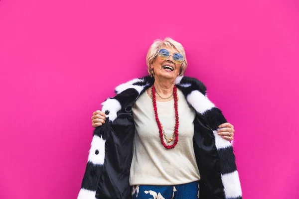 Mujer Mayor Feliz Juguetona Divirtiéndose Retrato Una Hermosa Dama Más — Foto de Stock