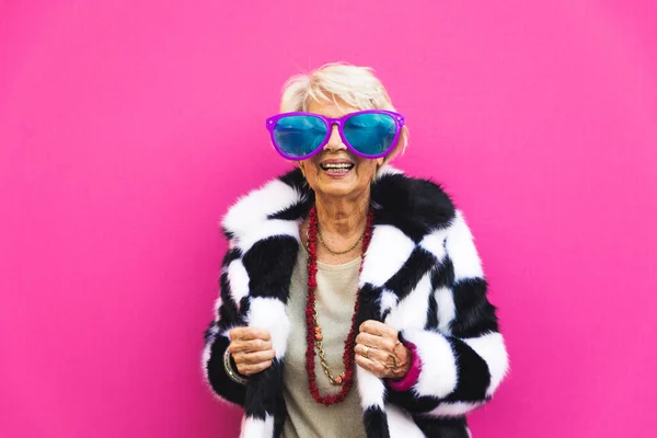 Ευτυχισμένη Και Παιχνιδιάρα Ηλικιωμένη Γυναίκα Που Διασκεδάζει Πορτρέτο Μιας Όμορφης — Φωτογραφία Αρχείου